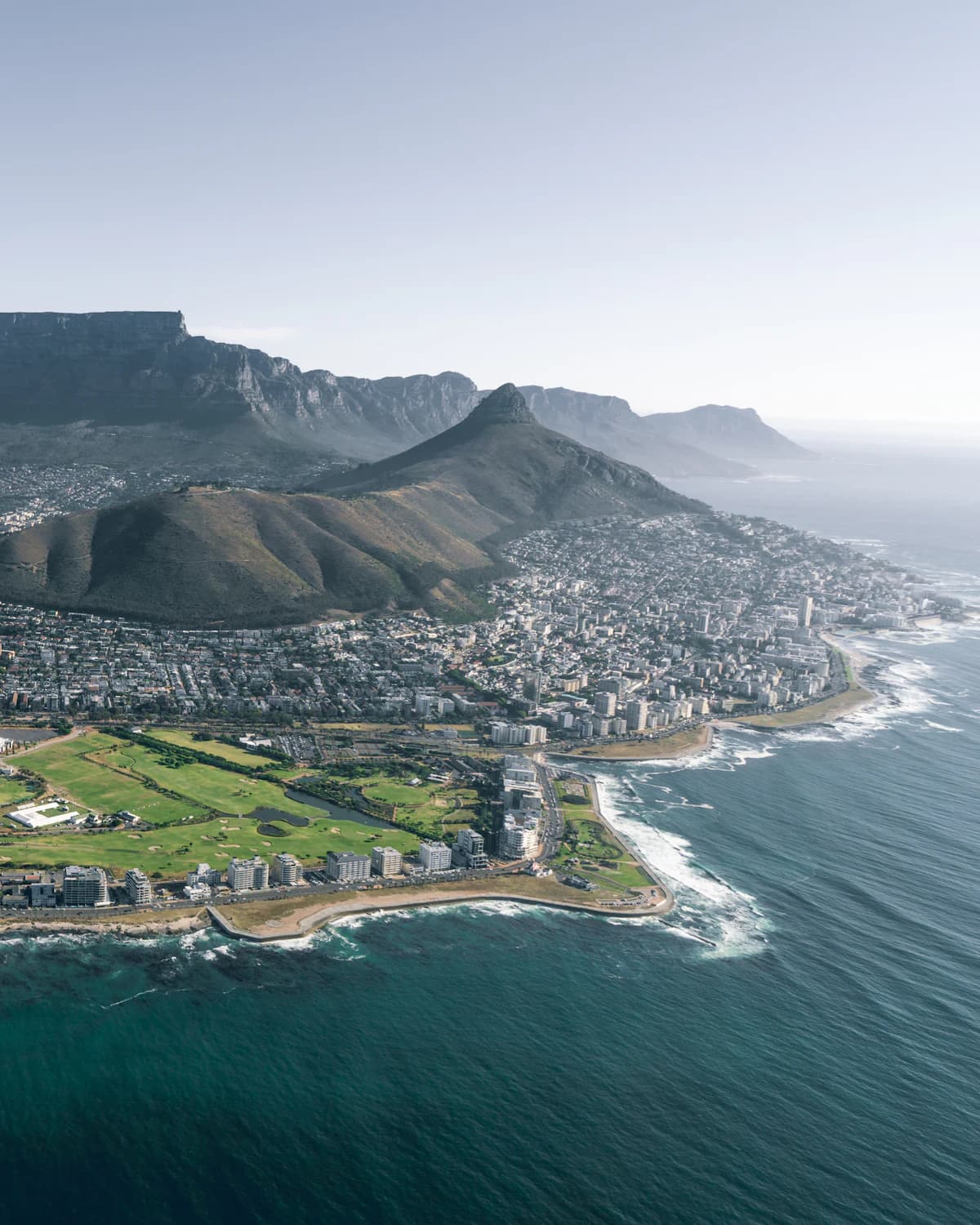 Cape Town between Table Mountain and the Atlantic